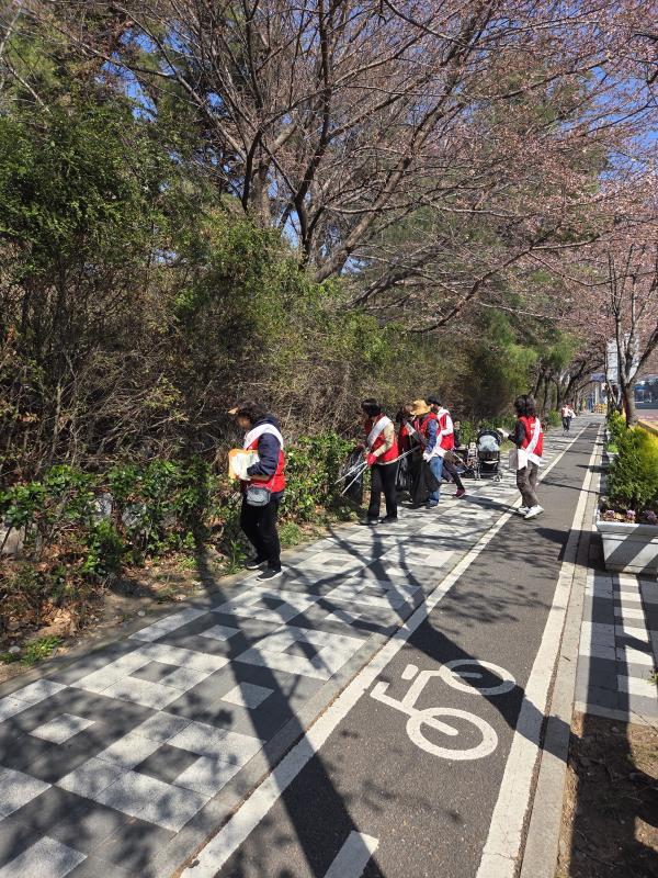 연수구 옥련2동 주민자치회는 지난 2일 새싹공원 송도 석산 텃밭 현대5차 아파트 인근 보행로 등에서 반려동물 에티켓 확산을 위한 홍보 및 환경정비 캠페인을 실시했다